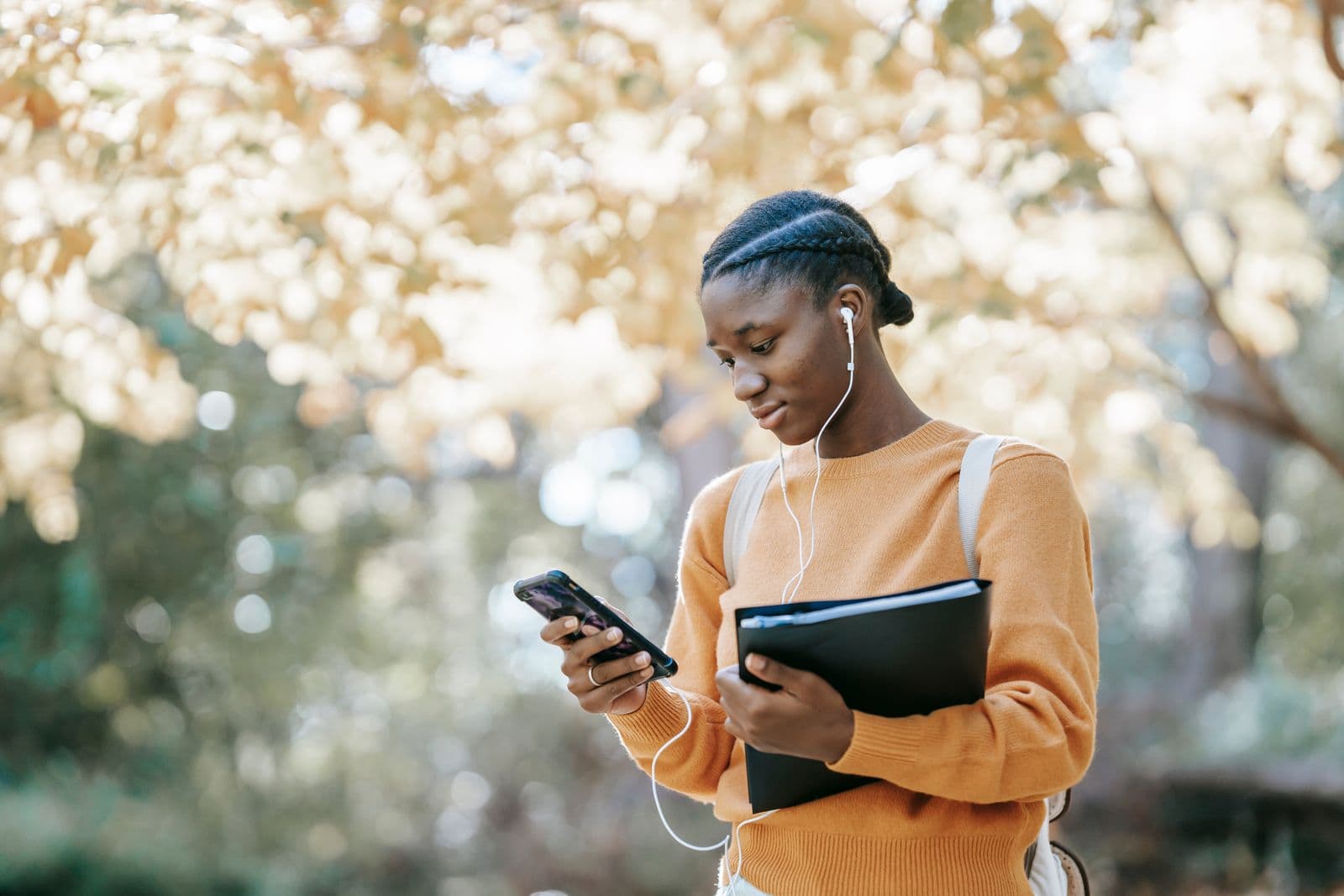 Élève sénégalaise suivant sa formation sur l'application PERMIS 2.0